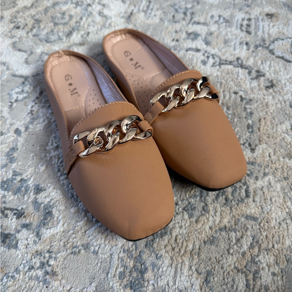 GM Tan Chain Mule Slides Gold Hardware Square Toe Slip On Flats Size 8/39 NEW